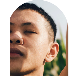 Vue rapprochée d’un œil et d’un sourcil d’une personne avec une peau lisse.